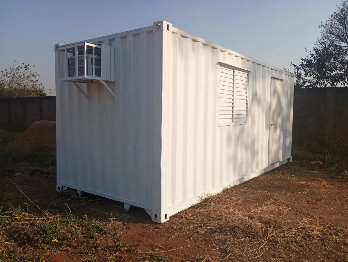 Container escritório branco para aluguel instalado em terreno em Campo Grande MS