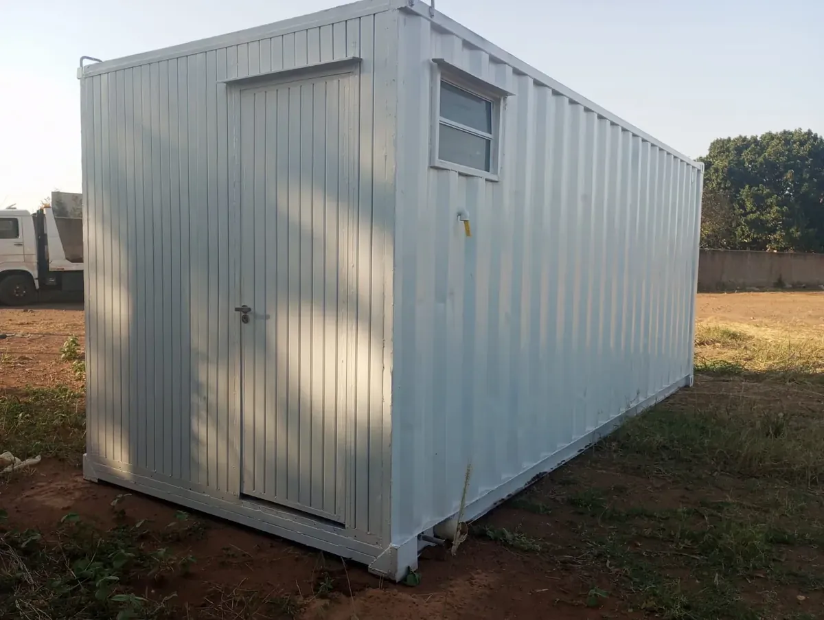 Container escritório alugado posicionado em terreno de obra em Campo Grande
