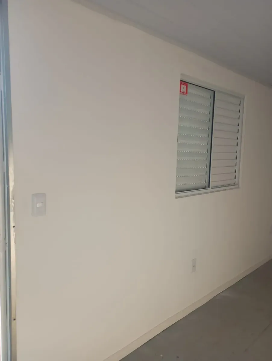 Parede interna revestida de container escritório com janela