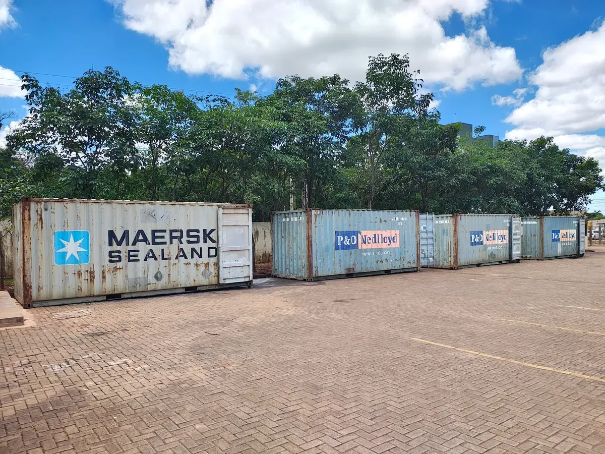 Pátio com containers marítimos disponíveis para locação em Campo Grande MS